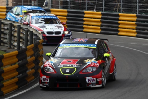 Tom Coronel sluit tijdperk af met podium, Huff wint chaotische race + UITSLAG